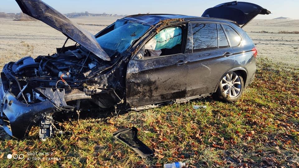Uderzył w przepust i dachował. Kierowca BMW pod lupą policjantów [ZDJĘCIA]