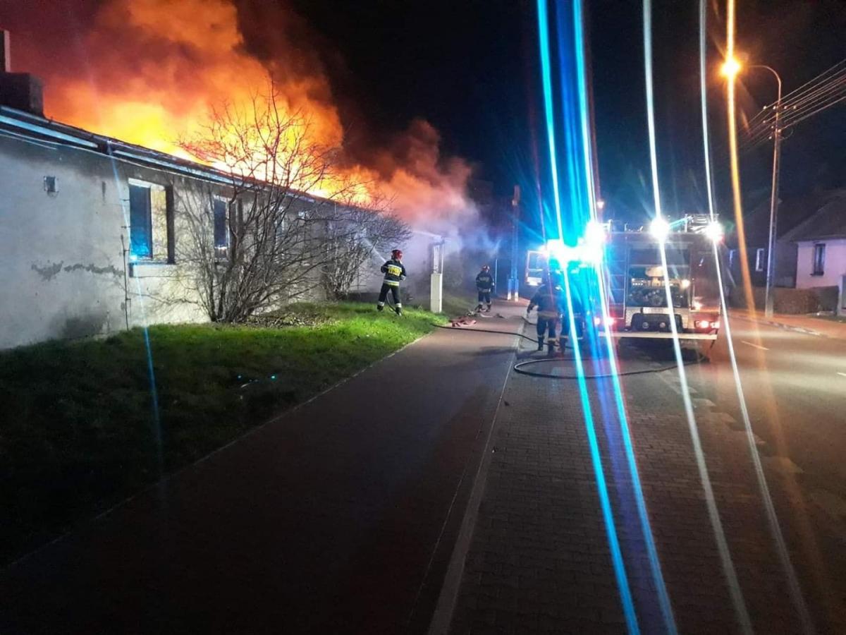 PILNE: nocny horror mieszkańców. Pożar dachu [ZDJĘCIA]