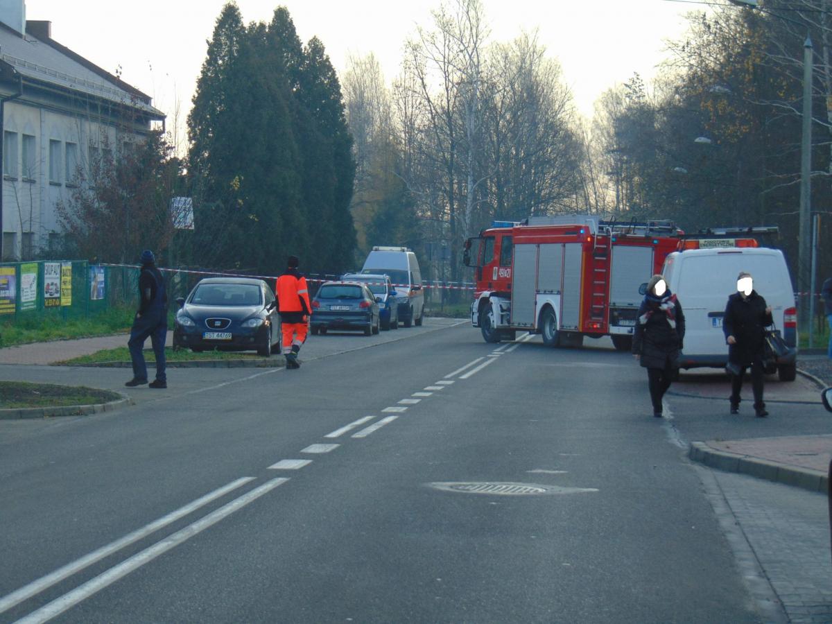 PILNE: pirotechnicy w drodze. Bomba przed drzwiami prokuratury? [ZDJĘCIA]
