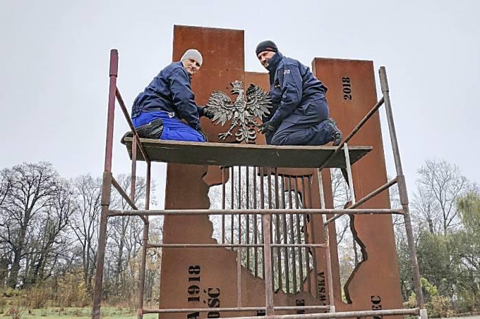 Pomnik Niepodległości z mosiężnym orłem