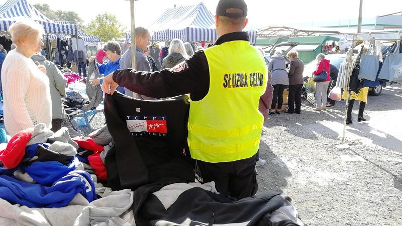 W walce z tzw. szarą strefą. Akcja stróżów prawa na targowisku [ZDJĘCIA]