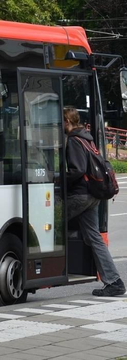 Autobus po ulicach wioski mknie...