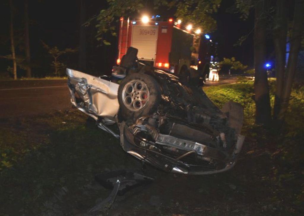 Powiedzieć, że mieli szczęście, to za mało. Uderzyli w drzewo [ZDJĘCIA]