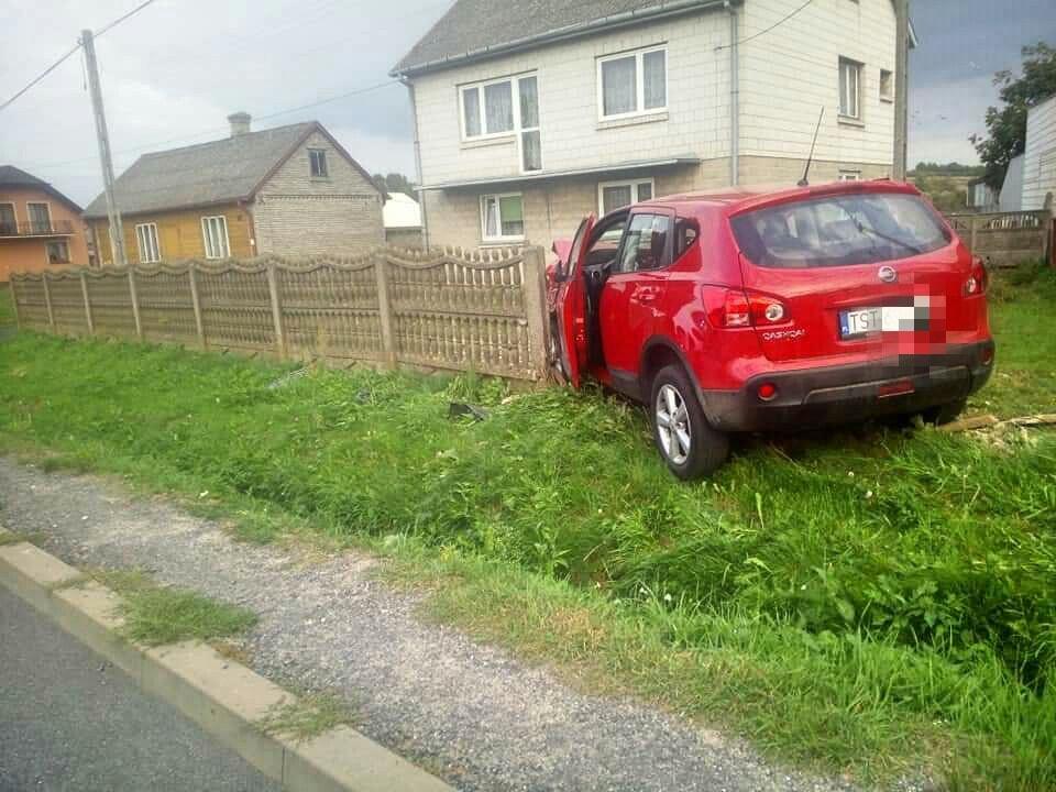 Chciała uniknąć zderzenia, a wylądowała w...