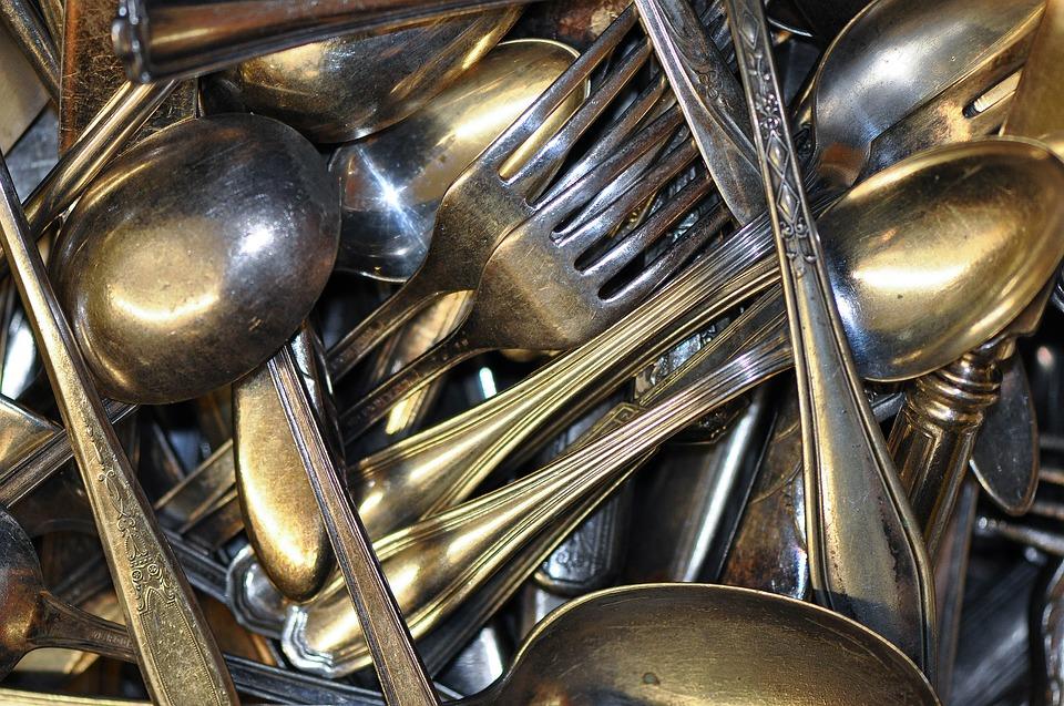 W porządnej restauracji zmywanie naczyń w zlewie nie przejdzie. Zmywarka gastronomiczna będzie dużo efektywniejsza