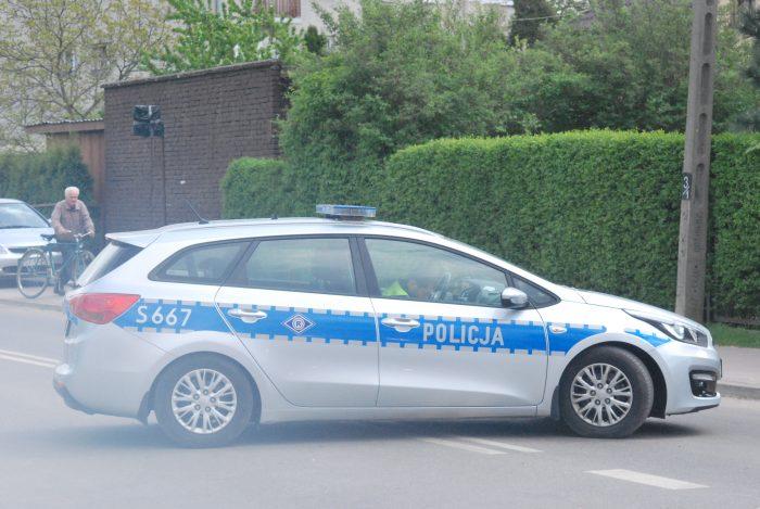 Zamontuje w swoim aucie? Rabuś ze sterownikiem w rękach