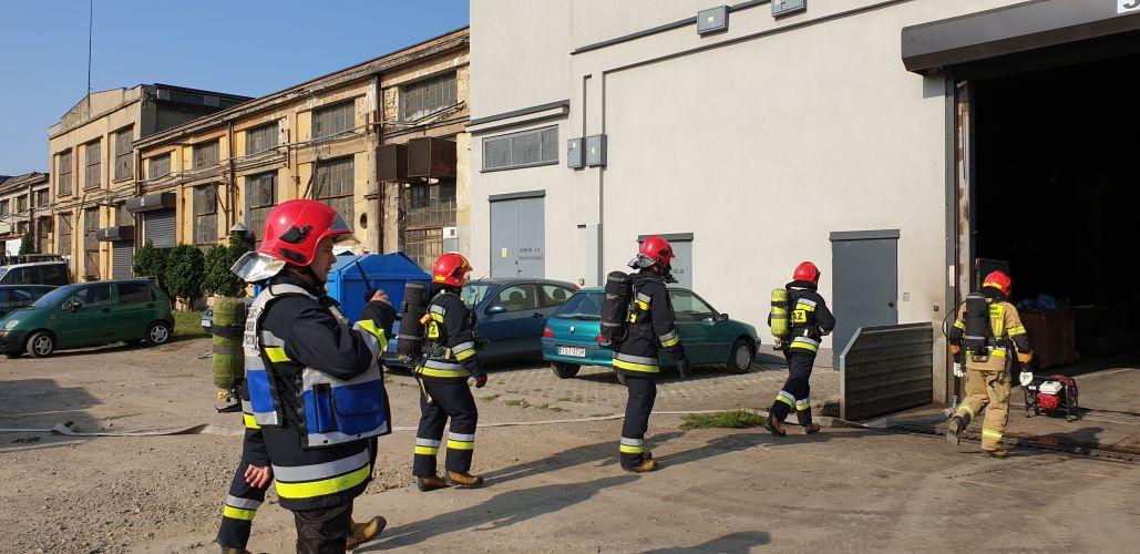 Drewniane palety i lakiernia w ogniu. Błyskawiczna akcja strażaków [ZDJĘCIA]
