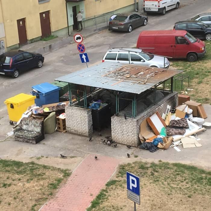 Bałagan koło śmietnika