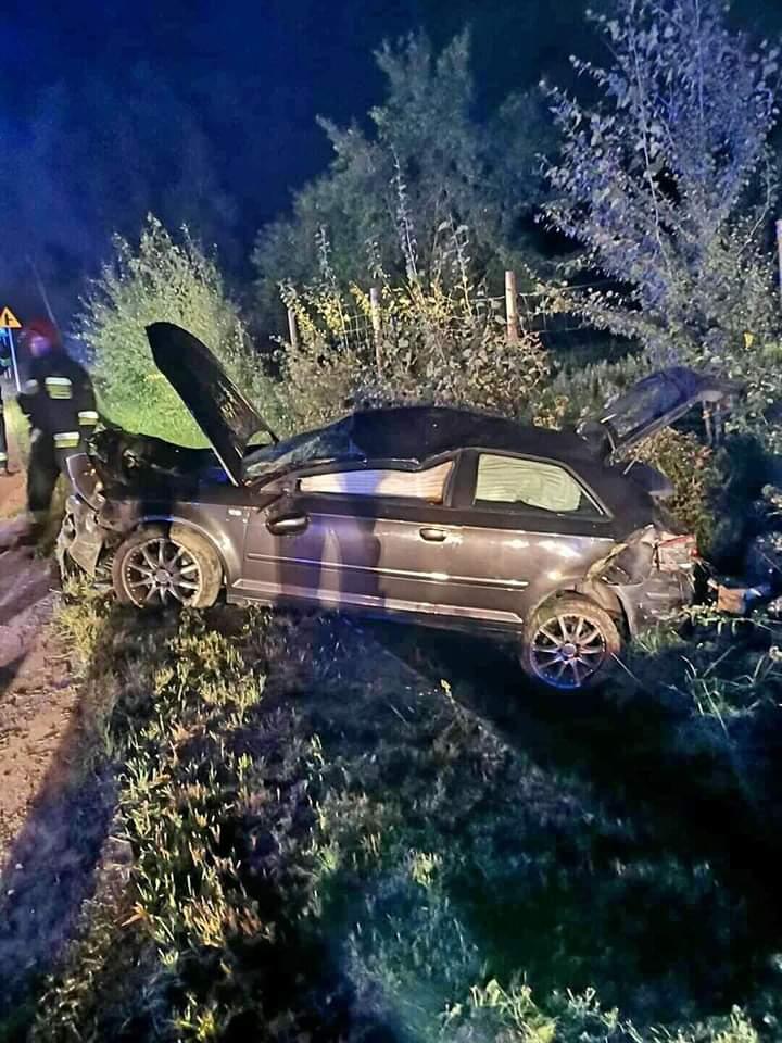 Kierowca i pasażer mieli sporo szczęścia. Dachował w nocy