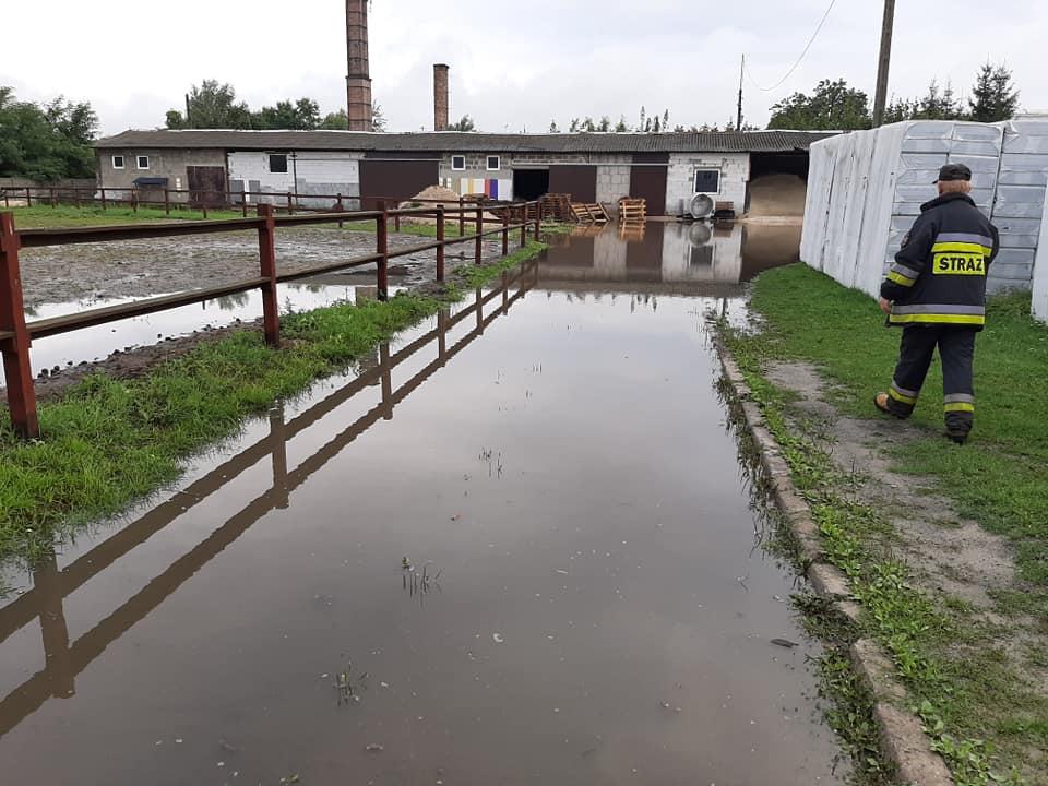 To była nieprzespana noc. Odczuli skutki potężnej nawałnicy [ZDJĘCIA]