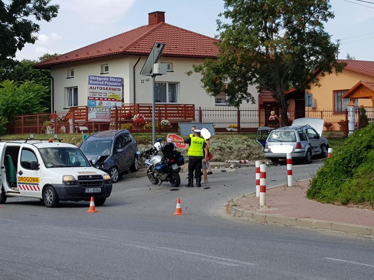 Pechowy początek weekendu. Nie dostrzegła znaku STOP? [NOWE ZDJĘCIA]