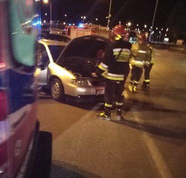 Młody człowiek już bez prawa jazdy. Poszkodowaną pasażerka audi