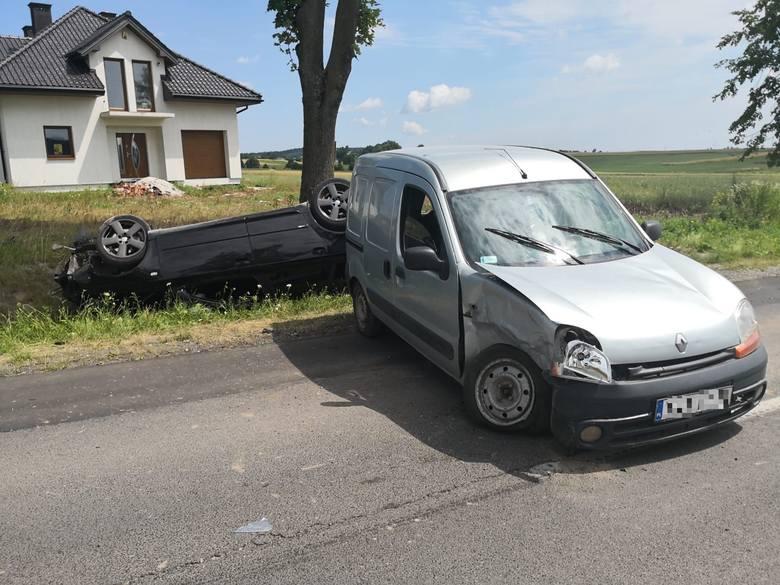PILNE: auto na dachu. Dwaj kierowcy w szpitalu [ZDJĘCIA]