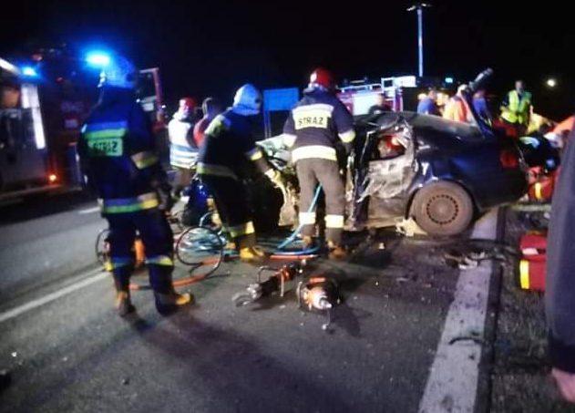 PILNE: kierowca i pasażer w ciężkim stanie. Co z drugim z pasażerów?
