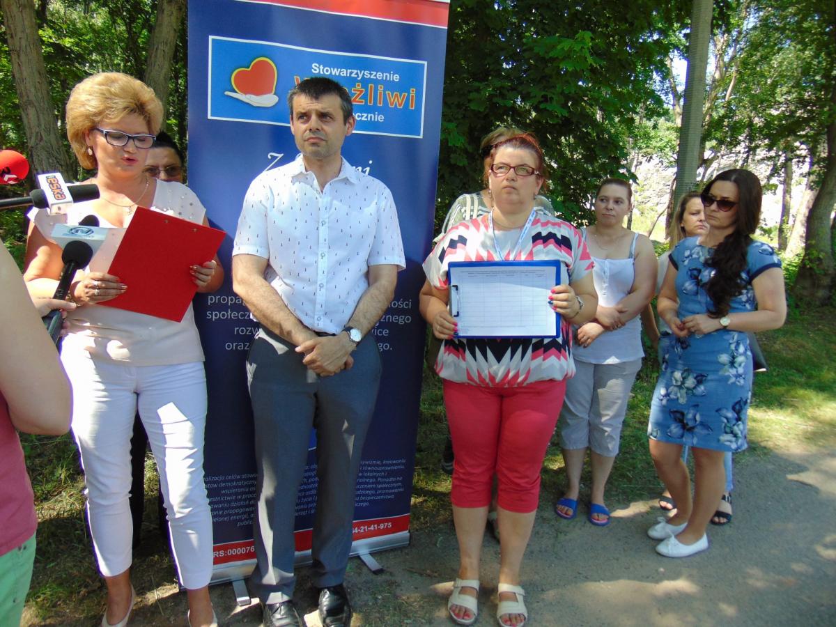 Zbierają podpisy i grożą palcem prezydentowi