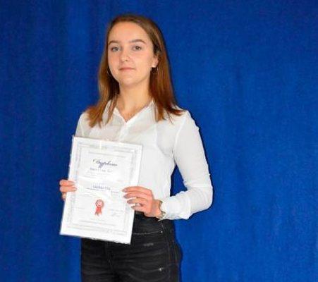 Karolina dumą szkoły