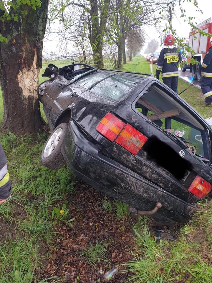 Zjechał z drogi i uderzył w drzewo. Gdzie jest kierowca? [ZDJĘCIA]