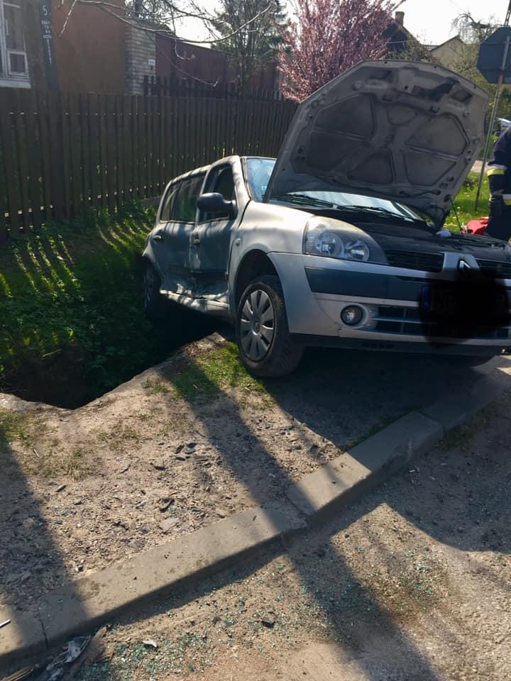 Wysoka cena nieprawidłowego manewru. Pogotowie zabrało ją do szpitala [ZDJĘCIA]