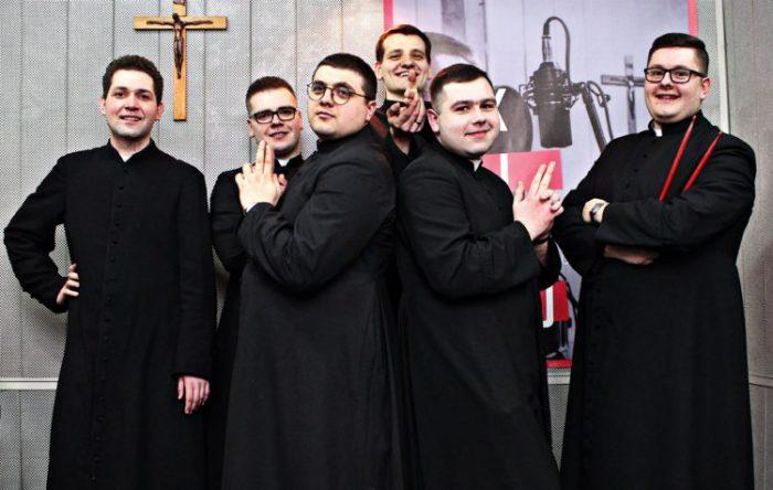Muzycy w sutannach, czyli Jak Najbardziej w Starachowicach!