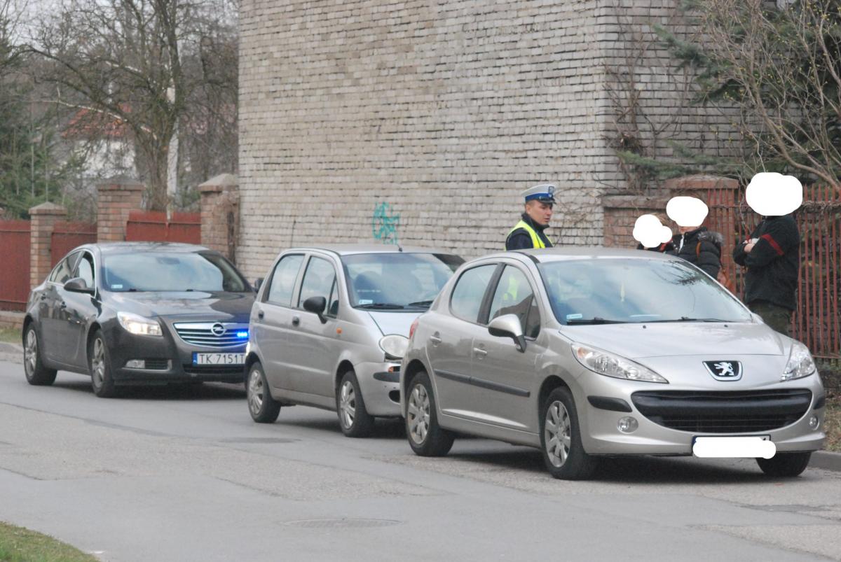 Uwaga kierowcy! Kolizja w pobliżu marketu [ZDJĘCIA]
