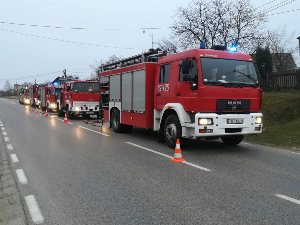 Schronienie znaleźli u sąsiadów. Co postawiło zawodowych ratowników na nogi?