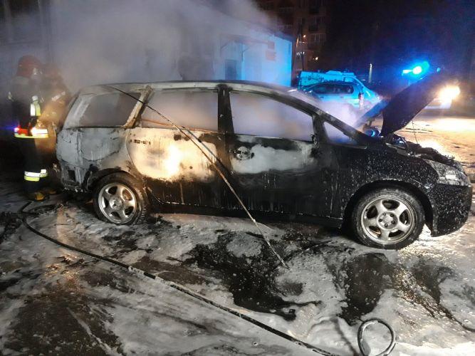 Nocą ruszyli na ratunek. Osobowe auto w ogniu
