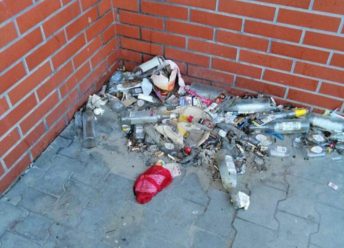 Śmieci, rozrzucone butelki, niedopałki papierosów?  Zrób zdjęcie!