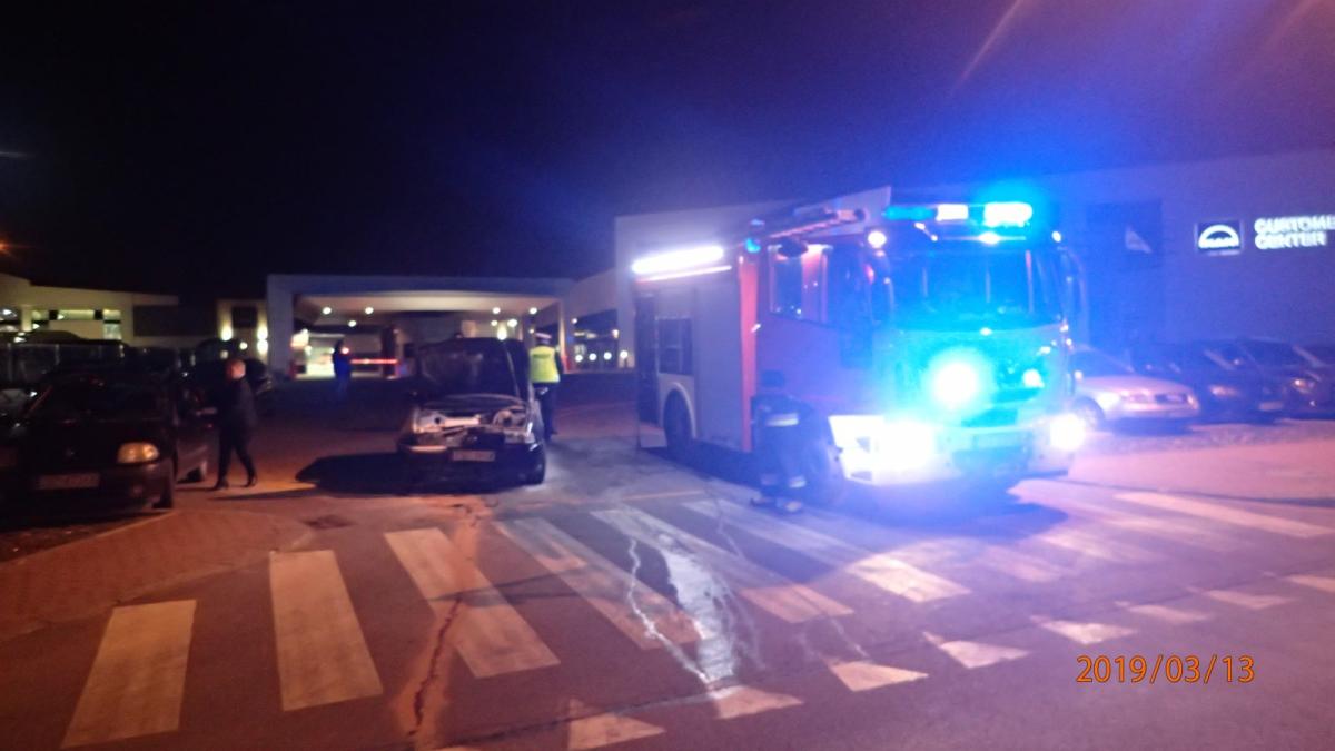 Nie zauważył drugiego auta? Dym pod maską volkswagena [ZDJĘCIA]