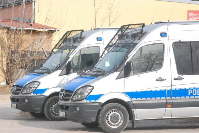 Brawura i prędkość wzięły górę? Uderzył w drzewo