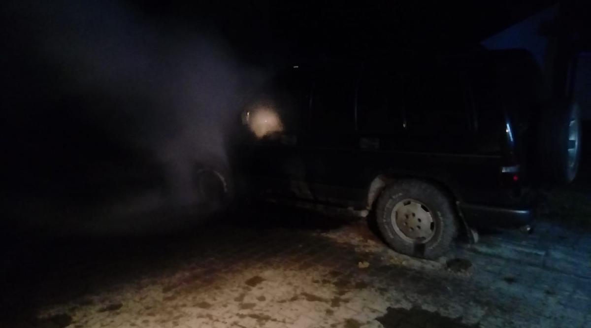 Terenowy pojazd w płomieniach. Nocna akcja starachowickich i nie tylko strażaków