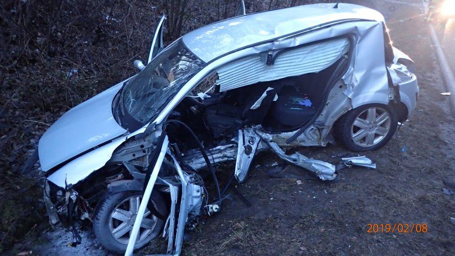 Echa piątkowego wypadku na drodze krajowej nr 42. Kierująca renault nadal w szpitalu [ZDJĘCIA]