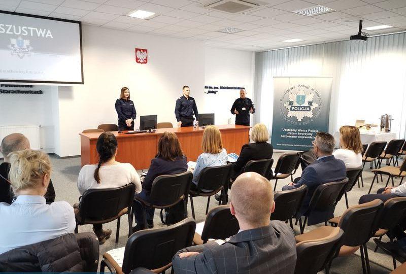 Pracownicy banków w Komendzie. Jak ustrzec się przed oszustami?