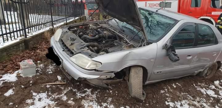 Ściął drogową zaporę. Citroen xsara poza jezdnią [ZDJĘCIA]