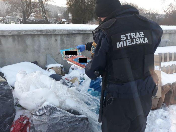 Dzikie wysypisko pod cmentarzem. Zdradziły ją zdjęcia