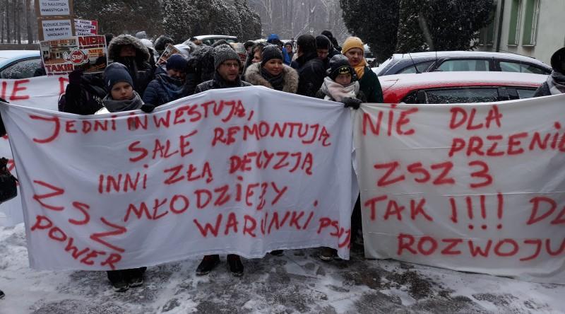 ﻿PILNE: gorąco przed Urzędem Miasta. Mówią „NIE” w sprawie przenosin szkoły [ZDJĘCIA]