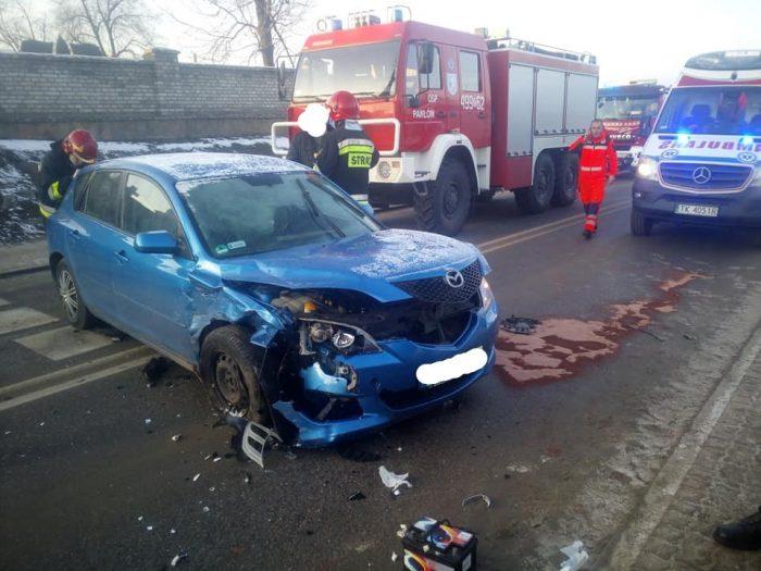 Kraksa na skrzyżowaniu w pobliżu cmentarza. 19-latka już bez prawa jazdy [ZDJĘCIA]