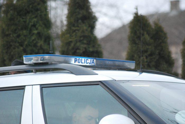 Ścięte barierki, samochód na dachu. W sylwestrowy wieczór