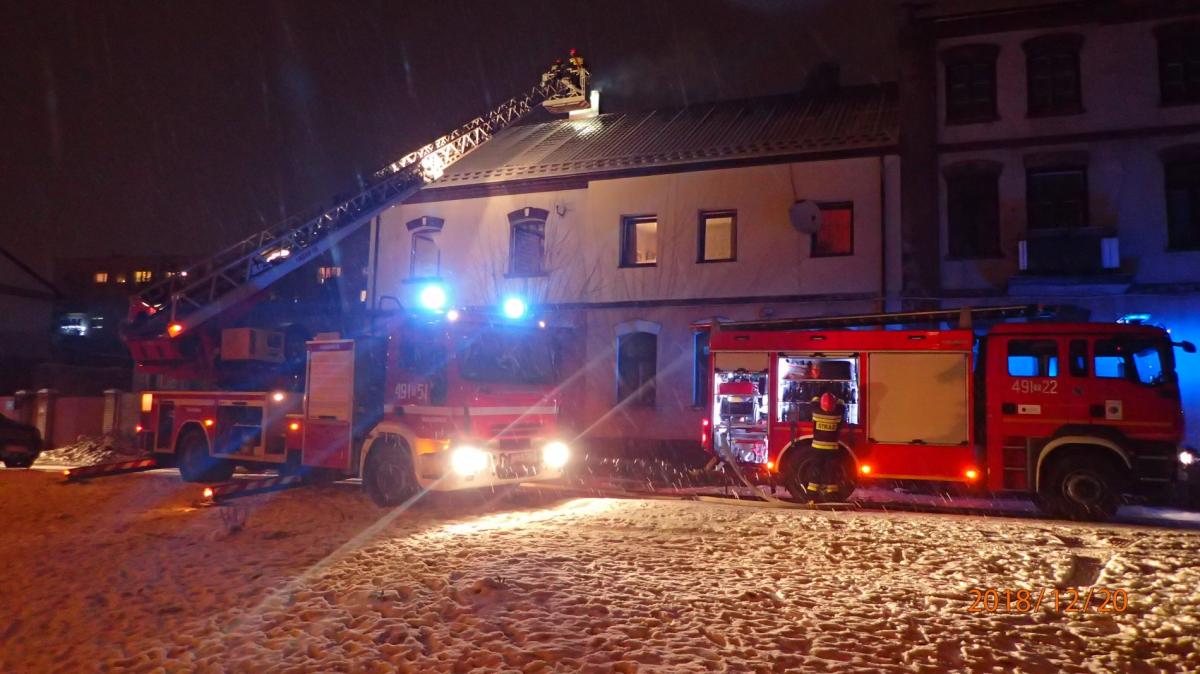 Trudna akcja starachowickich strażaków. Zapaliła się drewniana podłoga [ZDJĘCIA]