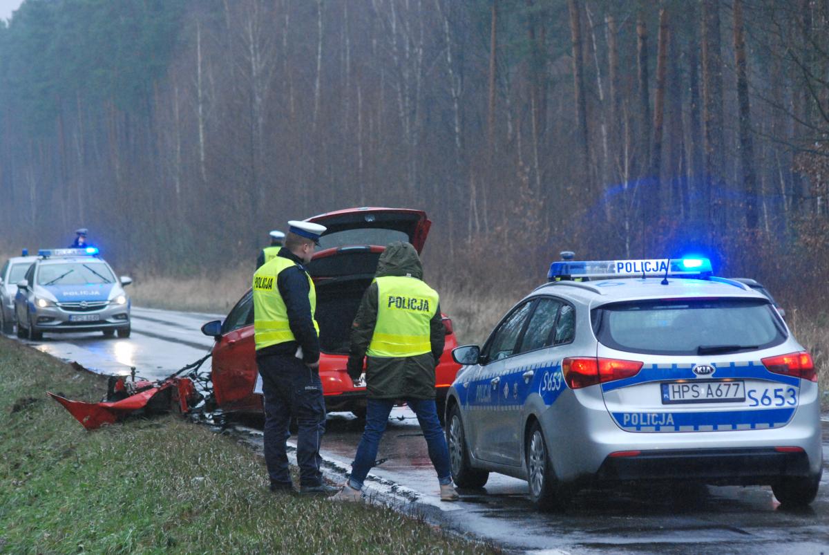 PILNE: pech na odcinku drogi wojewódzkiej. Sześć osób w szpitalu [ZDJĘCIA]