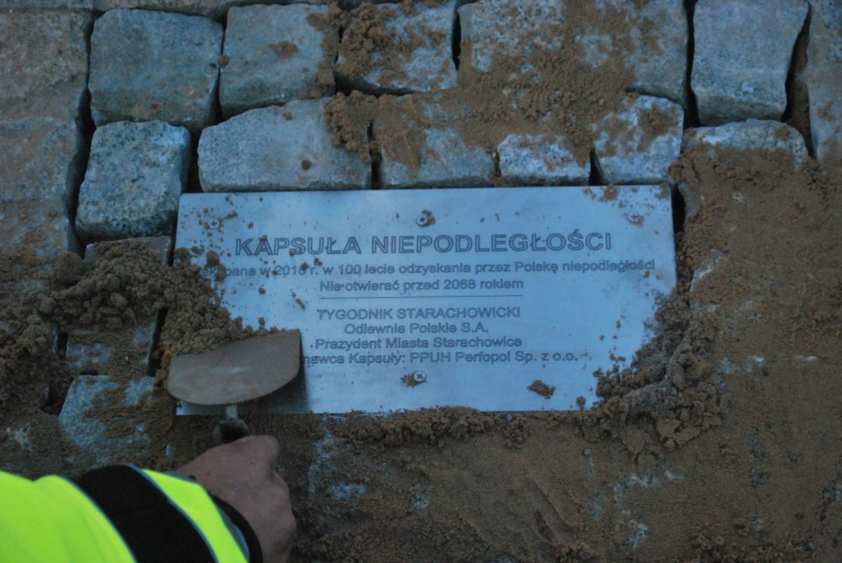 Przyszłe pokolenia otworzą ją za 50 lat. Kapsuła Niepodległości spoczęła na starachowickim Rynku [Foto/Video]