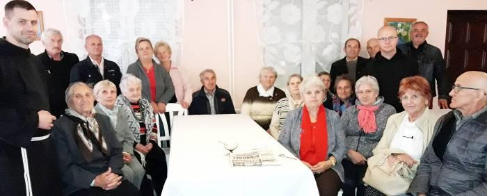 Seniorzy rozmawiają o mediach