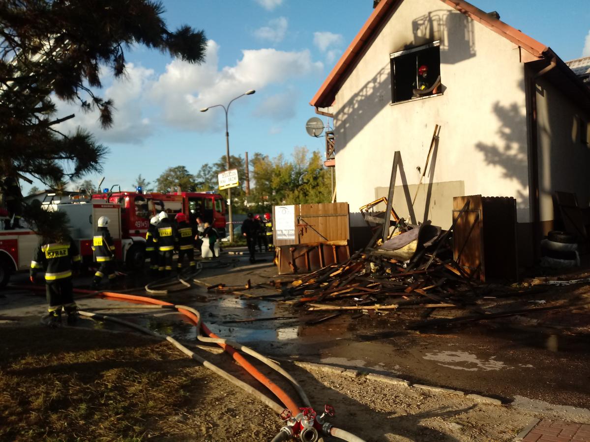 PILNE: potężny pożar na ul. Rogowskiego. Na poddaszu jedna osoba [ZDJĘCIA]