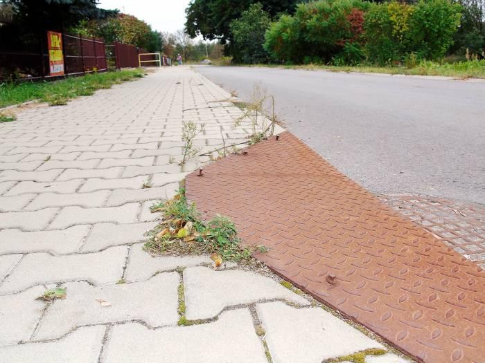 Śruby wystają z chodnika!