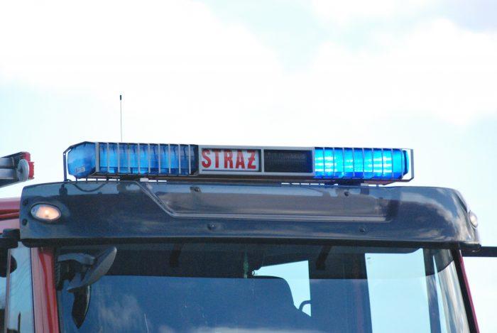 Ogień pod maską, dym w silniku. Nocna akcja z udziałem zawodowych ratowników