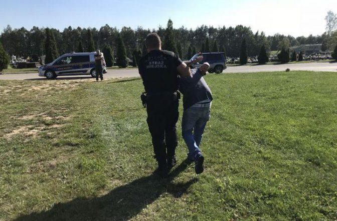 Cmentarna hiena zatrzymana przez strażników. Rajd pijanego po grobach