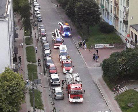 Wieczorna akcja starachowickich strażaków. Lokator ewakuowany z mieszkania
