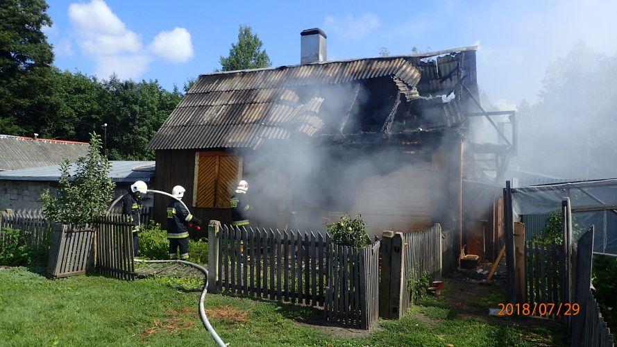 Groziło wybuchem. Butle z gazem w palącym się domu [ZDJĘCIA]