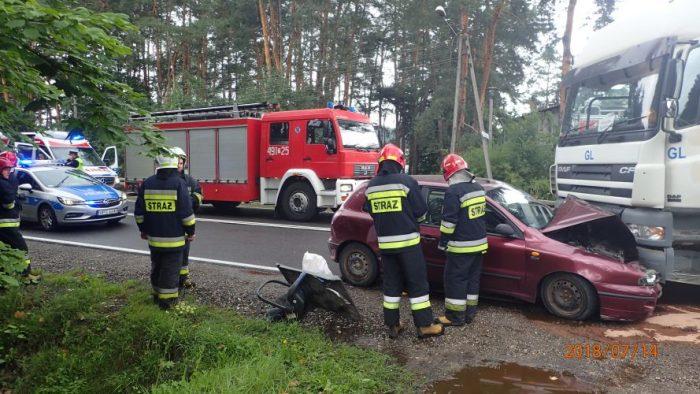 Wypadkowe zakończenie tygodnia. Renault w drzewo i czołówka w Brodach