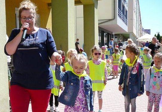 Uczniowie z przedszkolakami