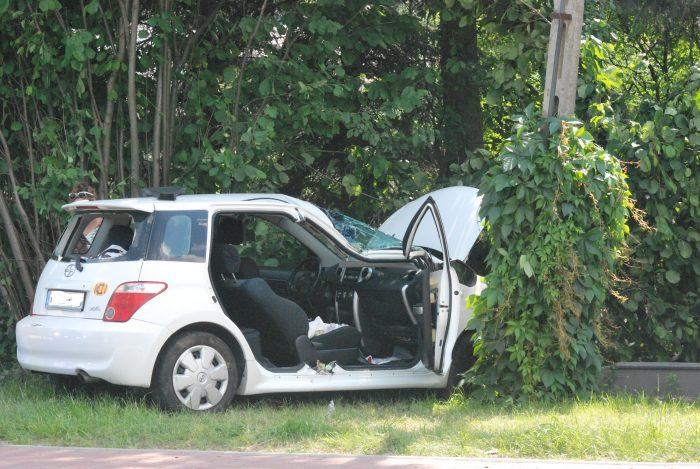 Straciła kontrolę nad autem, uderzyła w słup [ZDJĘCIA]